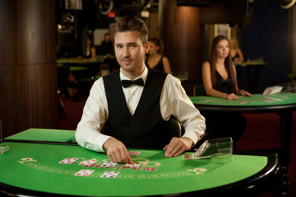 Tampilan dealer dan meja live KARGOTOTO pada layar mobile