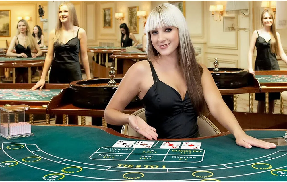 Lobi ruang kasino live dengan pilihan meja dan panel informasi